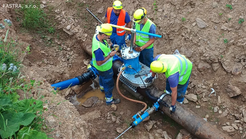 Line stopping on a DN300 cast-iron water pipeline in Jihlava, Street Ječná